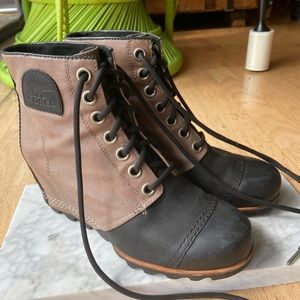 SOREL 1964 PREMIUM WEDGE BOOT BLACK &TAN SZ 9